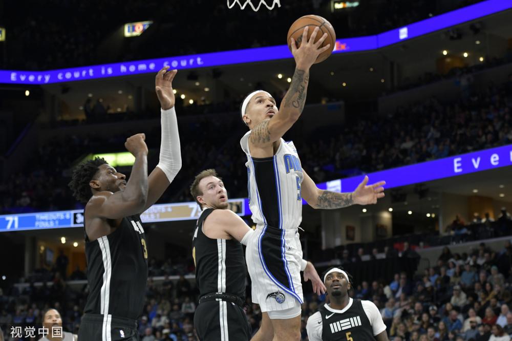 而是看他 而是看他